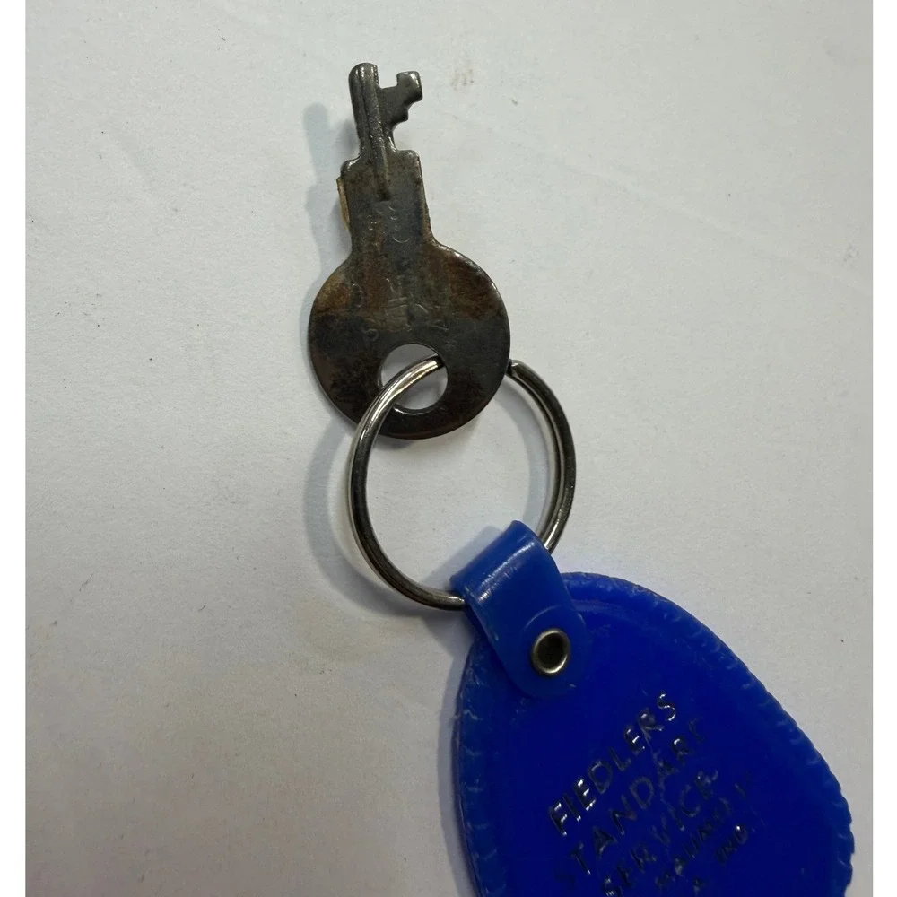 Vintage Fiedlers Standard Service Angola Indiana Blue Plastic Keychain with Key